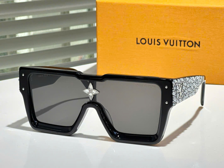 Kính Lv đính kim cương và ngọc trai