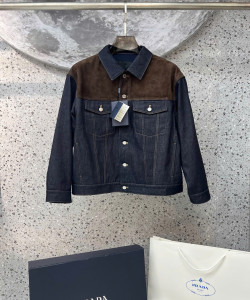 Áo khoác ngắn Prada bằng denim và da lộn