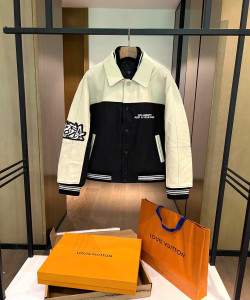 Áo khoác bóng chày nam phối nhiều mảnh vải mới của Louis Vuitton
