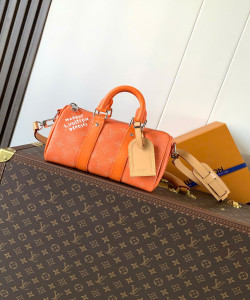 Chiếc túi xách Keepall Bandoulière 25 màu cam