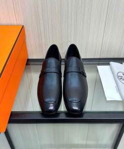 Giày lười da dê Hermes, khóa cài bên hông logo full đen