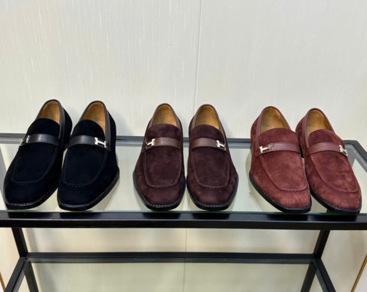 Giày lười da lộn cao cấp với khóa cài kiểu Paris mạ palladium.