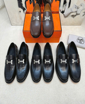 Giày lười da bò dập nổi nhập khẩu, có khóa Paris biểu tượng.