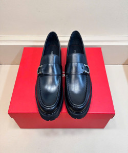 Giày lười đế dày chống trơn trượt bằng cao su. Nhẹ và thoải mái.