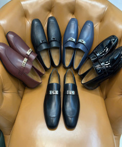 Giày lười da thật với khóa Kelly cổ điển