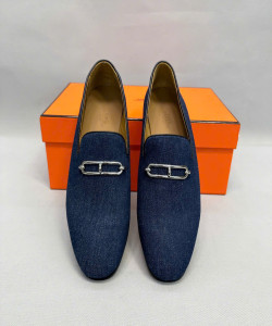 Giày lười da với khóa Roulis mạ palladium cổ điển.