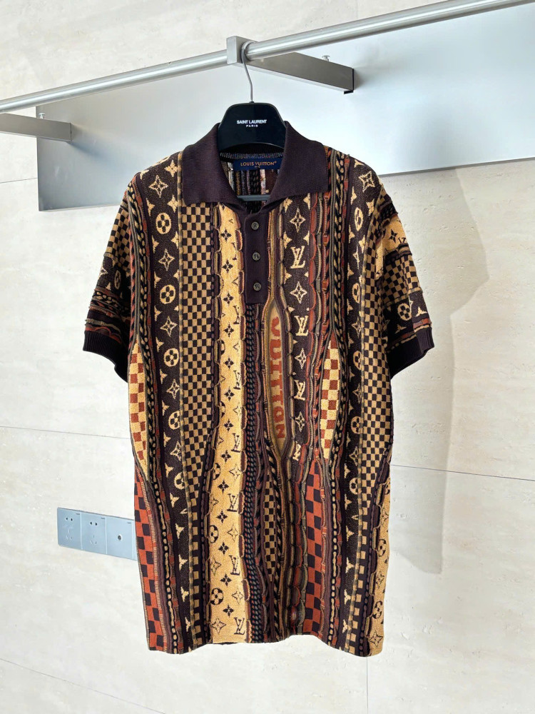 Áo thun tay ngắn cổ polo dệt kim họa tiết Monogram thuộc bộ sưu tập hợp tác giữa 1V và Louis 25FW