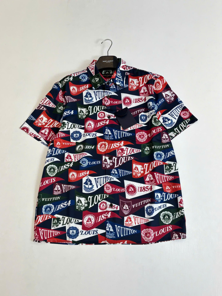 Quần short đi biển in họa tiết toàn thân thuộc bộ sưu tập 1V/Louis SS26