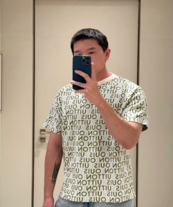 Áo thun dệt kim tay ngắn cổ tròn Louis Vuitton 26ss MONOGRAM in họa tiết Monogram phủ khắp thân áo