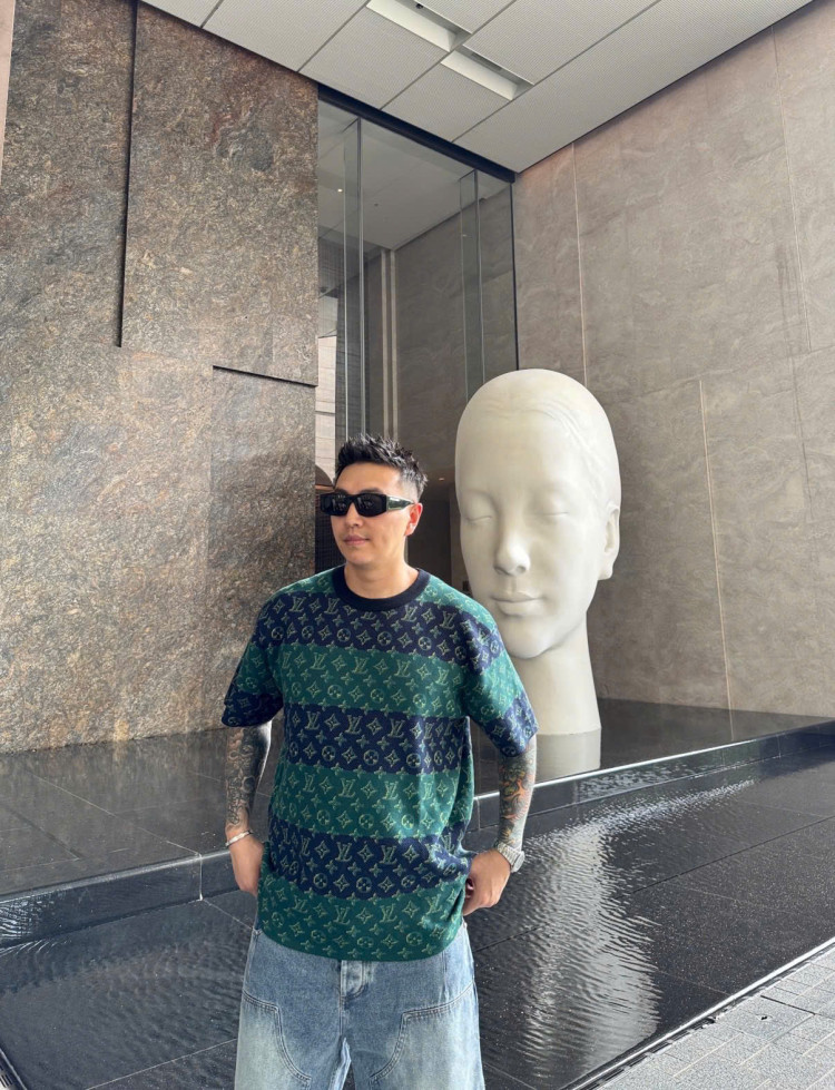 Áo thun ngắn tay cổ tròn dệt kim jacquard in họa tiết Monogram Heritage phối màu 1V