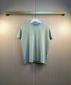 Áo thun ngắn tay cổ tròn dệt kim họa tiết Monogram toàn thân, hàng mới về mùa hè 2025 của Louis Vuitton