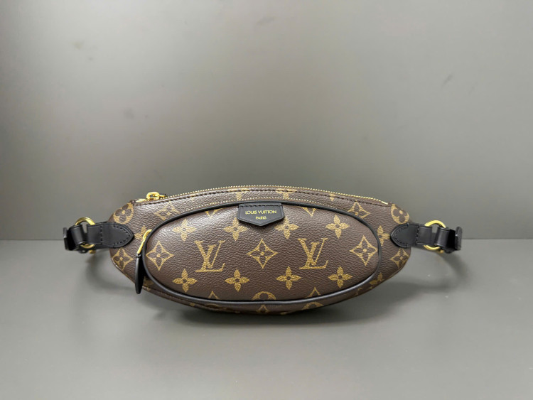 Chiếc túi Keepi M14806 (chip 163) ra mắt lần đầu tại show diễn thời trang Xuân/Hè 2025