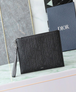 Chiếc ví cầm tay A4 này là một phụ kiện thanh lịch thể hiện thiết kế thời trang