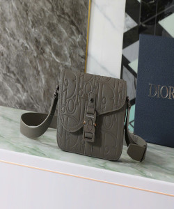 Chiếc túi đeo chéo kiểu dáng thanh lịch và tinh tế này có thiết kế da in họa tiết Dior Gravity