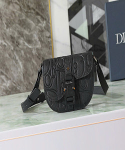 Chiếc túi đeo chéo hình yên ngựa thanh lịch