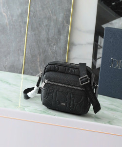 Chiếc túi đeo chéo Rider 2.0 khóa kéo này vừa thiết thực vừa tinh tế,