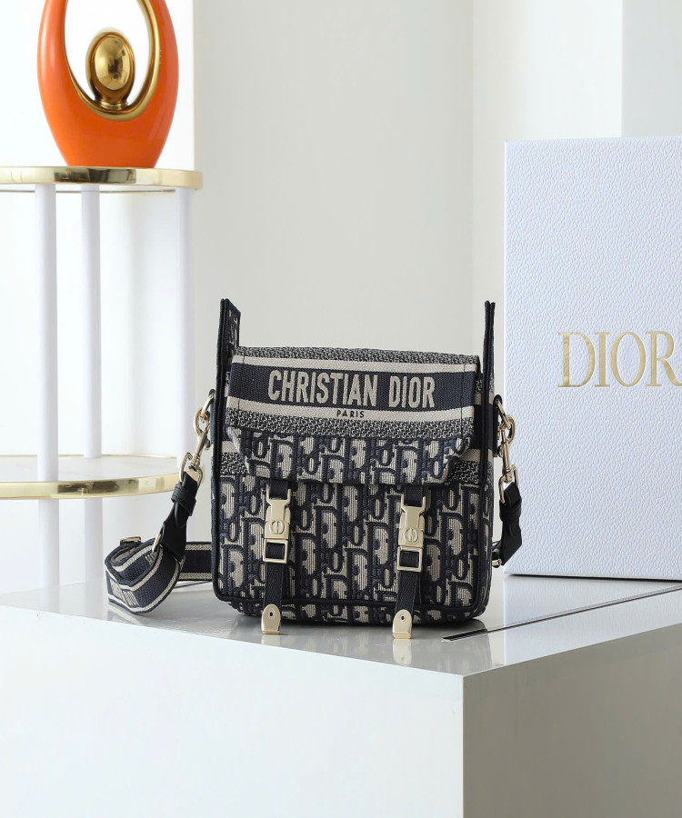 Túi đeo chéo mới của Dior là phiên bản được thiết kế tỉ mỉ của chiếc túi đeo chéo cổ điển