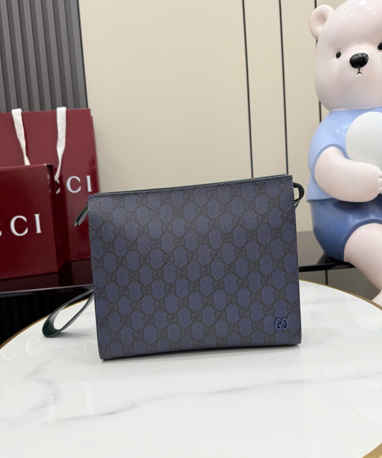 Chiếc ví cầm tay nhỏ này được chế tác từ da GG Supreme mềm mại