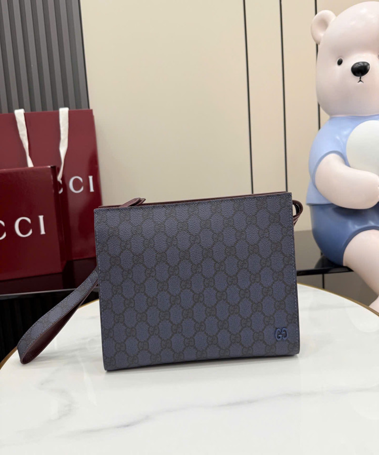 Chiếc ví cầm tay nhỏ này được chế tác từ da GG Supreme