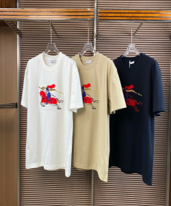 Áo thun cotton logo Hiệp sĩ Cưỡi ngựa thuộc bộ sưu tập Tết Nguyên đán của Burberry,