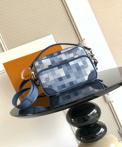 Bag Louis Vuitton M28606